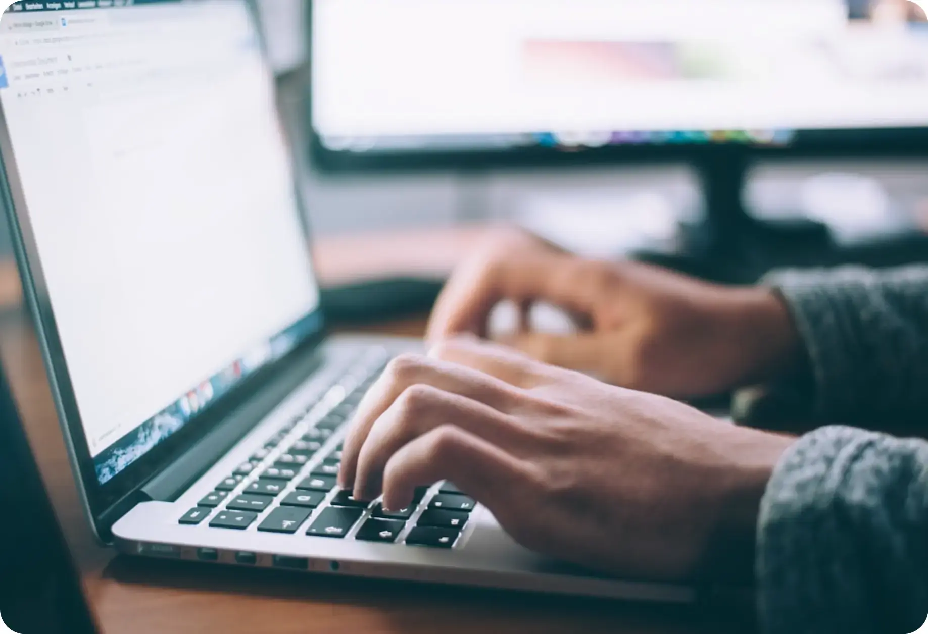 Desenvolvedor trabalhando em notebook